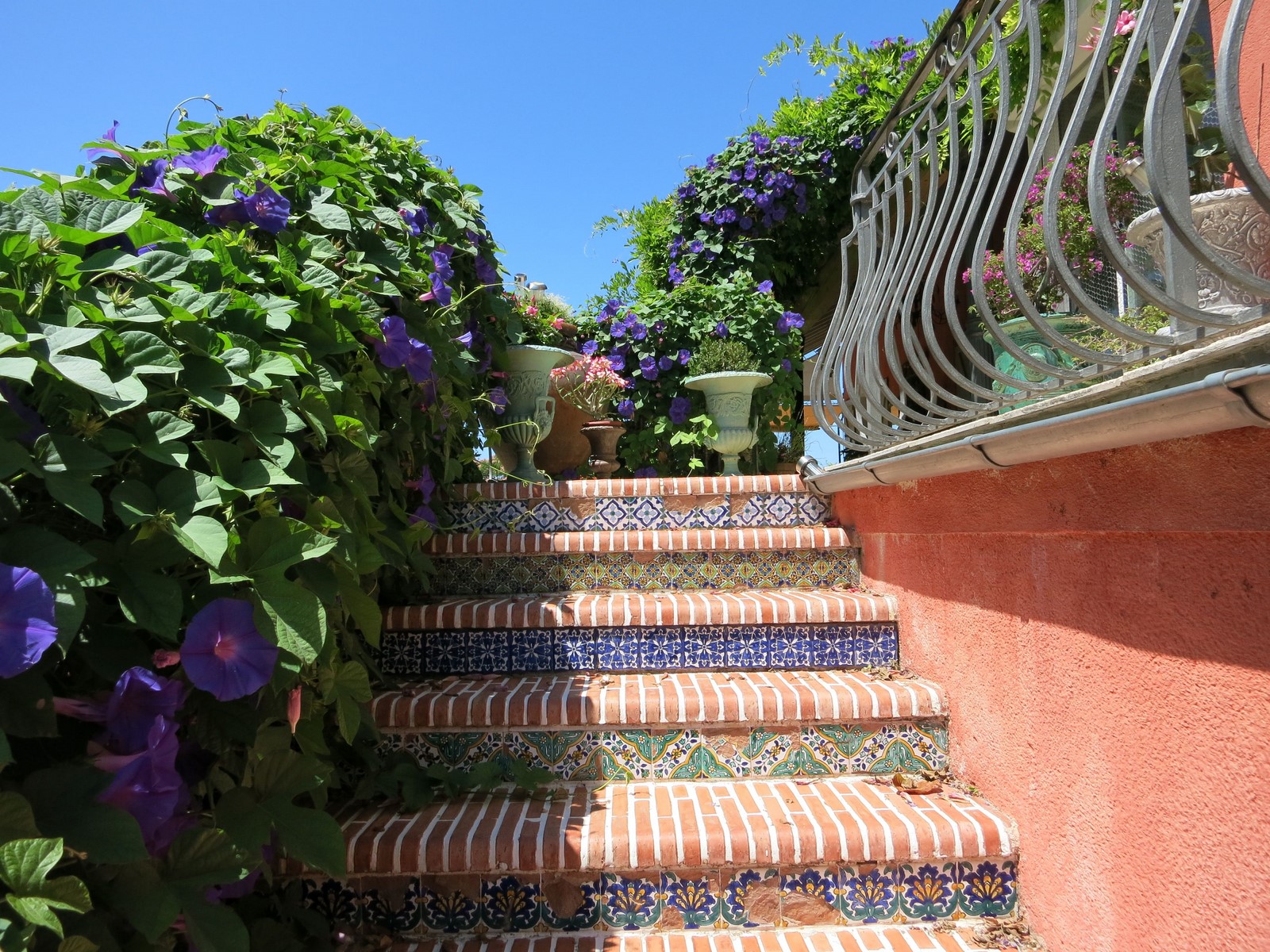 Escalier fleuri en terre cuite et mosaïque