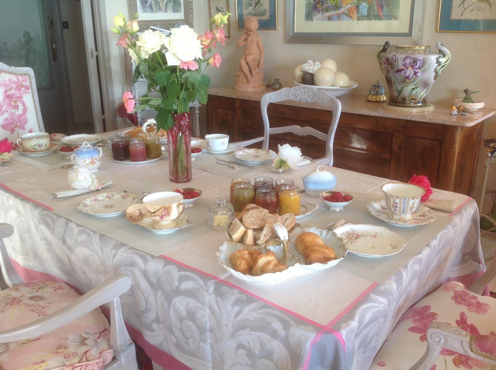Petit déjeuner dans la salle à manger